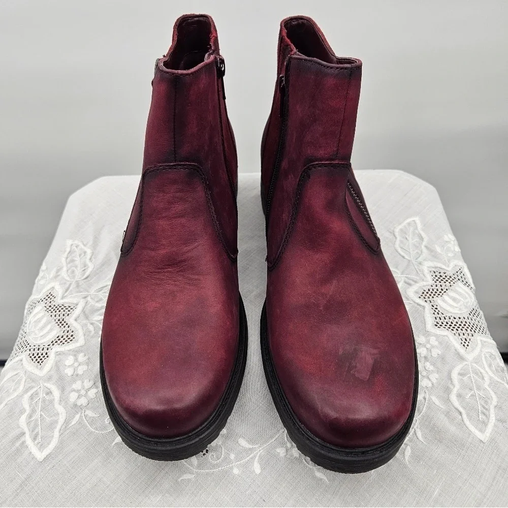 Earth Jordan Wine Distressed Leather Ankle‎ Boots Side Zip Plaid Lug Sole 9.5 D